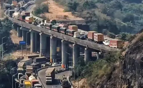 Mumbai-Pune Expressway traffic ends after 33 hours