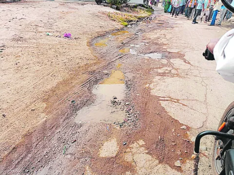 పారిశుద్ధ్యం.. ప్రజలకు దూరం 