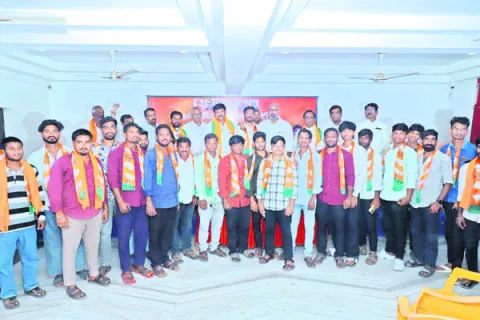 300 మందితో బీజేపీలో చేరిక
