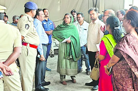 అక్షర ఆంధ్ర కేంద్రాన్ని  తనిఖీ చేసిన కలెక్టర్‌ 