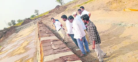 చెక్‌డ్యాం పనుల్లో వేగం పెంచండి