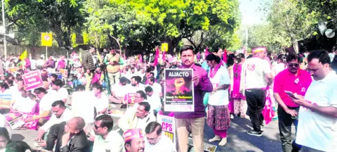 ‘చలో ఢిల్లీ’లో పాల్గొన్న ఎస్టీయూ నాయకులు 