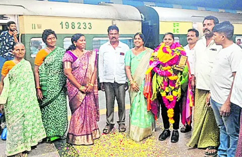 అంతర్జాతీయ షూటింగ్‌ బాల్‌ పోటీల్లో బాపట్ల విద్యార్థికి 