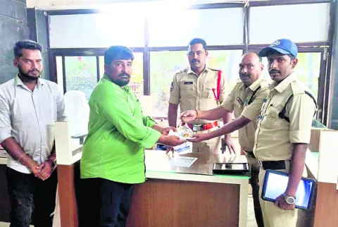 బంగారు ఆభరణాలు అప్పగింత
