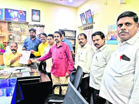 స్కూల్‌ బస్సు బోల్తా 