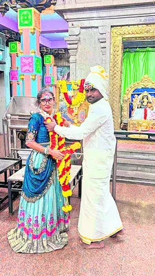 బతికుండగానే కూతురికి పిండ ప్రదానం 