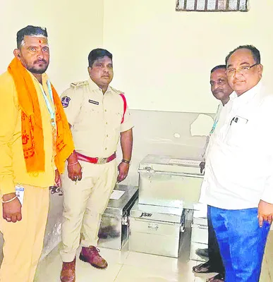 ఠాణాకు బ్యాలెట్‌ బాక్స్‌లు