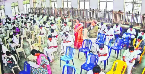 40 నిమిషాలు ఆలస్యంగా ప్రశ్నపత్రం