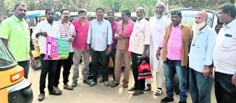 ఆటో డ్రైవర్లకు ఇచ్చిన హామీలను అమలు చేయాలి 