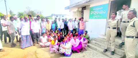 అటవీశాఖ కార్యాలయం ఎదుట ఆందోళన