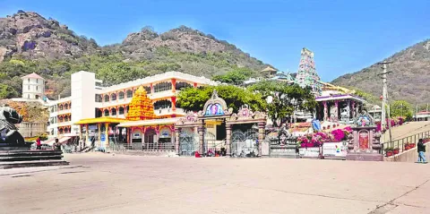 అభిషేక సేవలు నిలిపివేత 