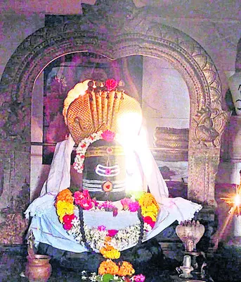 శివలింగాన్ని తాకిన సూర్య కిరణాలు 