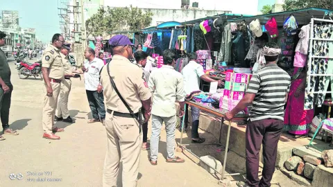 చిరు వ్యాపారులతో చెలగాటం 