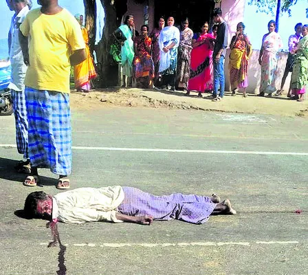 రోడ్డు దాటుతుండగా.. 