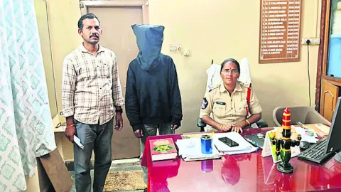 వాహనాల విధ్వంసం కేసులో హైదరాబాద్‌ యువకుడి అరెస్ట్‌ 