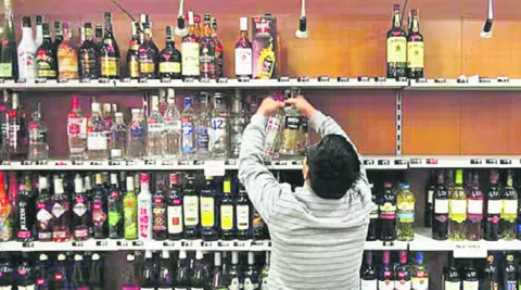 పంచిన మద్యం సీసాలు వైన్స్‌షాపుల్లోకి..