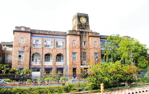 కేజీహెచ్‌లో డబ్బు జబ్బు