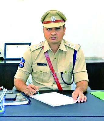 పోలింగ్‌ కేంద్రాలపై పోలీసుల నిఘా