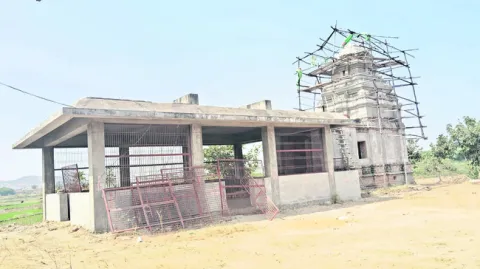 గుడి కట్టు.. ఓట్లు పట్టు