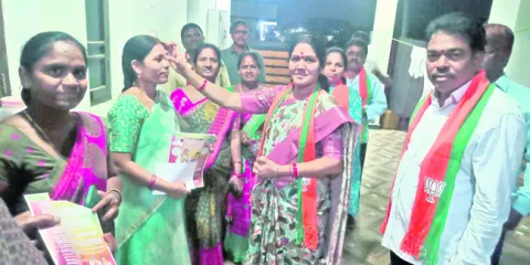 బొట్టు పెడుతూ.. బీడీలు చుడుతూ.. 