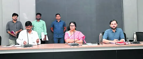 ఇళ్ల నిర్మాణంలో పురోగతి సాధించాలి