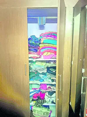 పట్టపగలే నగల చోరీ 