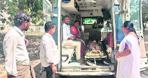 మహిళా రైతుకు పాము కాటు 