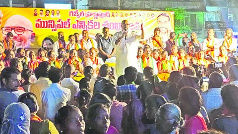 కేసీఆర్‌, కేటీఆర్‌, హరీశ్‌పై చర్యలేవీ?