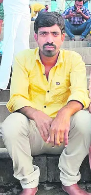 రోడ్డు ప్రమాదంలో యువకుడు మృతి