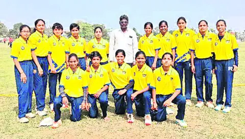 ఫైనల్‌కు చేరిన మహిళా క్రికెట్‌ పోటీలు 