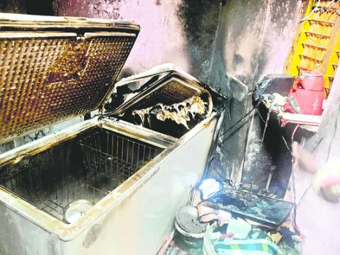 షార్ట్‌ సర్క్యూట్‌తో ఇల్లు దగ్ధం 