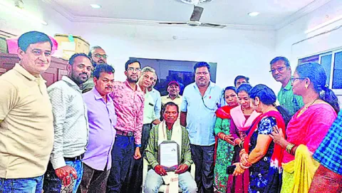 రిటైర్డు ఉద్యోగికి సత్కారం 