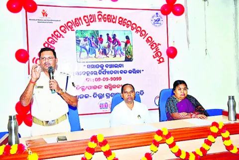 మూఢ నమ్మకాలు ఇంకా మిగిలి ఉన్నాయి 