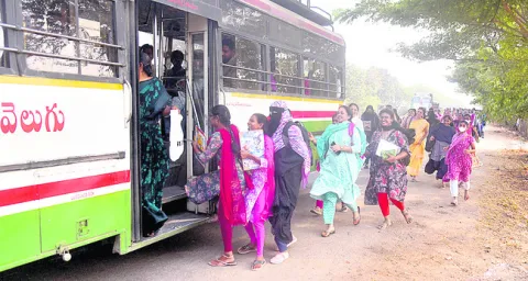 బస్సెక్కాలంటే పరుగెత్తాల్సిందే.. 