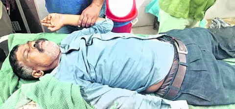 రైలు ఢీకొని ఉపాధ్యాయుడికి గాయాలు 