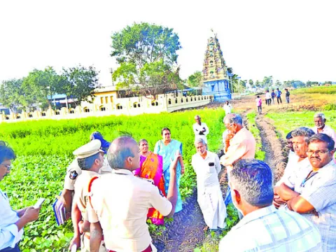 పొలాలు ఇచ్చేందుకు అంగీకరించని రైతులు 