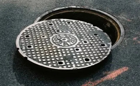 Pakisthan People Manhole Theft And CM Viral Video