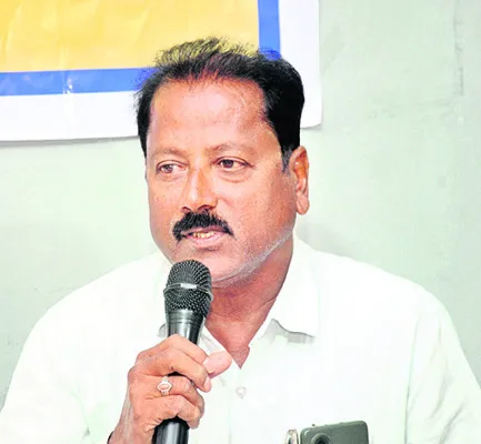        ఫుట్‌పాత్‌పై ఆక్రమణలు తొలగించాలి 
