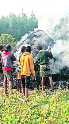 వరి కుప్పలకు నిప్పు పెట్టిన దుండగులు 
