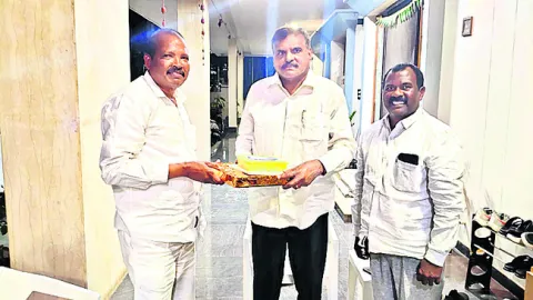 ప్రముఖులకు ఎమ్మెల్యే కుమారుడి వివాహ ఆహ్వానం 