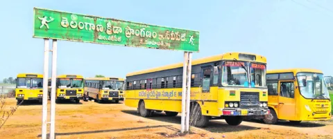 పార్కింగ్‌ స్థలంగా క్రీడా ప్రాంగణం 