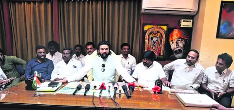 డ్యాం గేట్ల పనులు జాప్యం చేస్తే ధర్నా