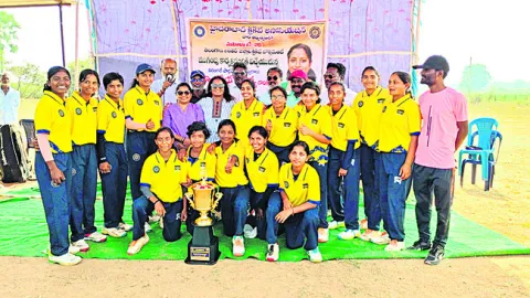 టీ–20 మహిళా క్రికెట్‌ చాంపియన్‌ ఆతిథ్య వరంగల్‌ 