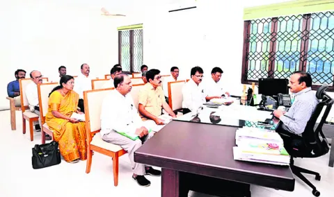 పెండింగ్‌ పనులు పూర్తి చేయాలి 