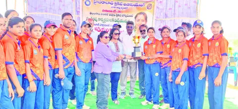 ఫైనల్‌లో పోరాడి ఓడిన మహిళా జట్టు