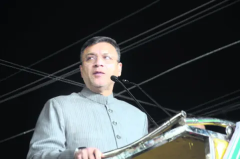 అరచేతిలో స్వర్గం  చూపిస్తున్న ప్రభుత్వాలు 
