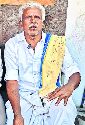 విచారణకు పిలిచి.. చేతి వేళ్లు విరిచి.. 