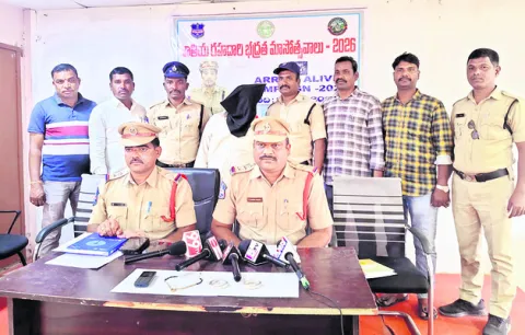 చోరీ కేసును ఛేదించిన పోలీసులు 
