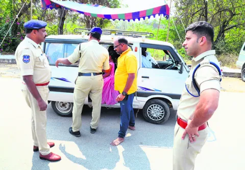 చెక్‌పోస్టుల వద్ద వాహనాల తనిఖీ