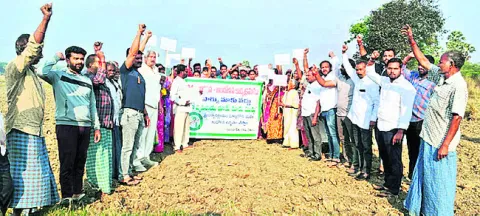 భూములు లాక్కుంటే ఊరుకునేది లేదు 